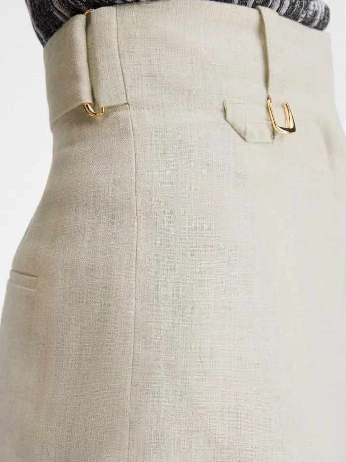 The Bari Shorts Light Beige Women JACQUEMUS Trousers and Shorts The Bari Shorts Light Beige Women JACQUEMUS Trousers and Shorts