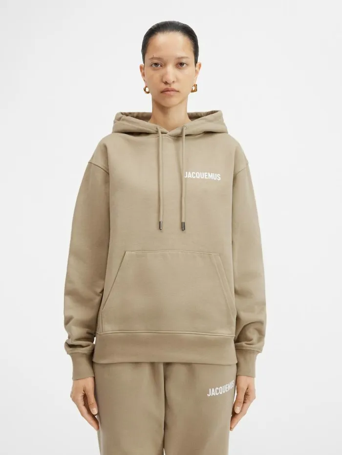 The Jacquemus Sweatshirt Light Khaki WomenMen JACQUEMUS Sweatshirts and Joggings The Jacquemus Sweatshirt Light Khaki WomenMen JACQUEMUS Sweatshirts and Joggings
