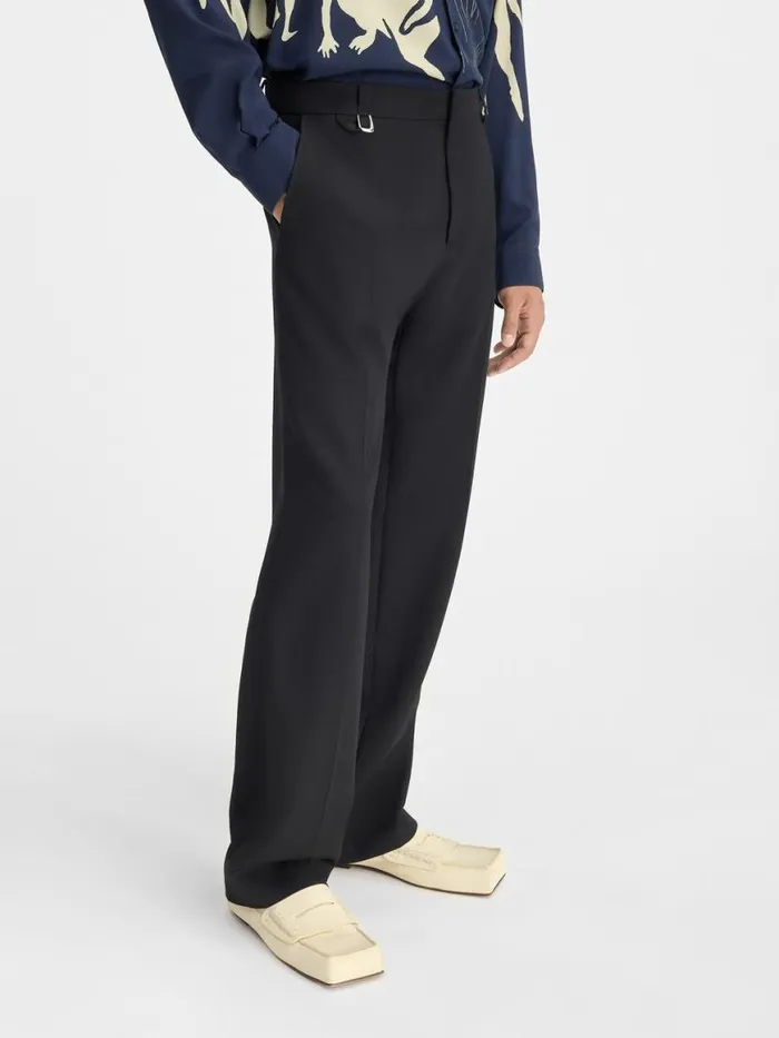 The Melo Pants Black Men JACQUEMUS Trousers and Shorts The Melo Pants Black Men JACQUEMUS Trousers and Shorts